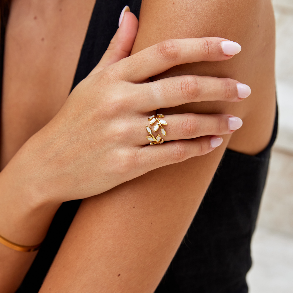 Serena – Anillo con hoja dorada