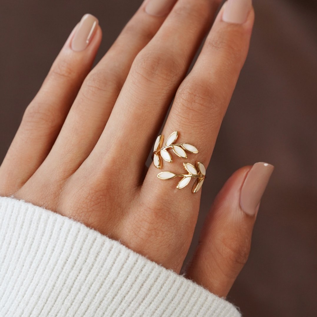 Serena – Anillo con hoja dorada