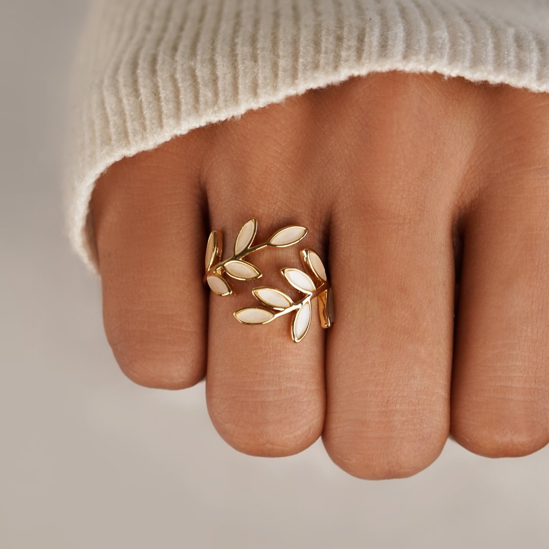 Serena – Anillo con hoja dorada