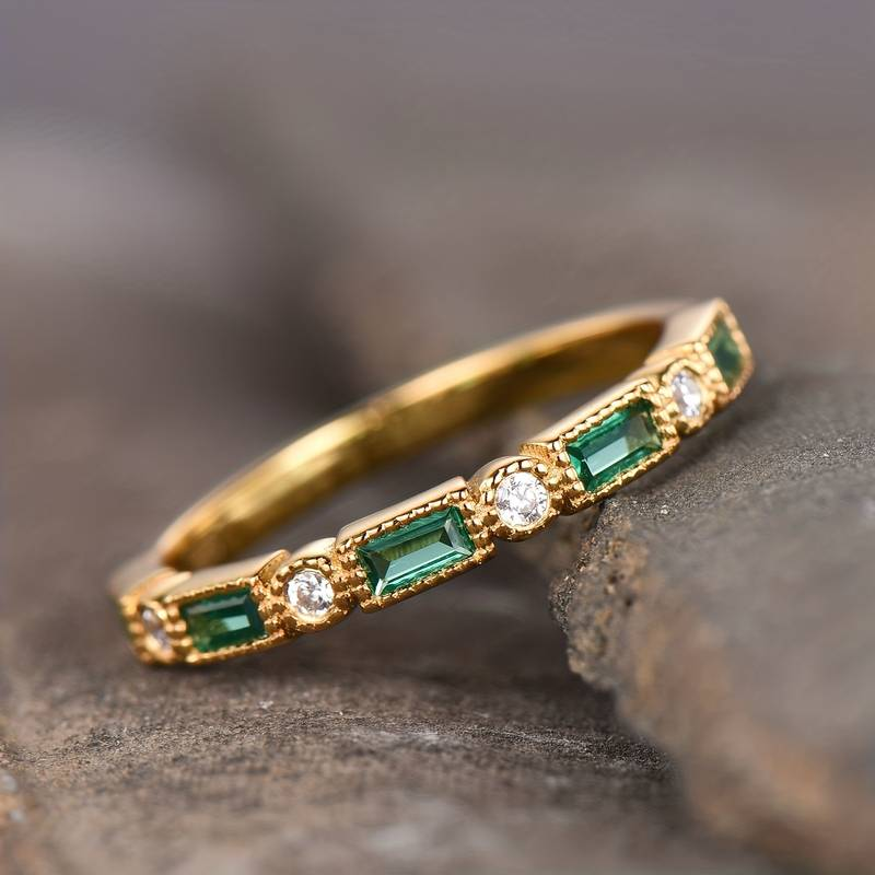 Alejandra – Anillo de oro con circonia verde incrustada